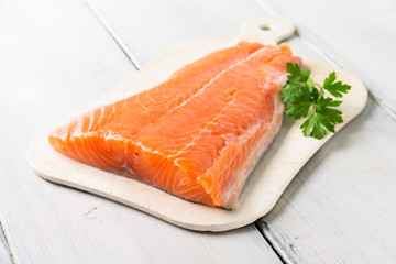 Trancio di salmone fresco su tagliere