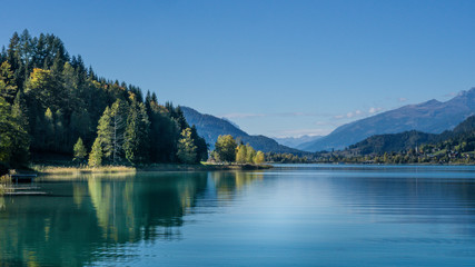 Seelandschaft mit Bergen ,Schilf, kristallklarem wasser