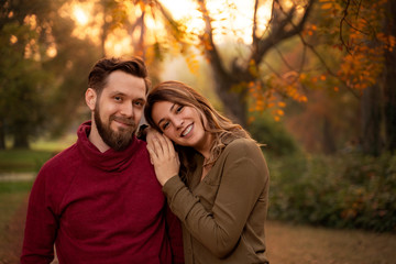 Fototapeta premium Closeup portrait shot of boyfriend and girlfriend in the park 