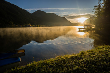 Sonnenaufgang über einen See mit Nebel