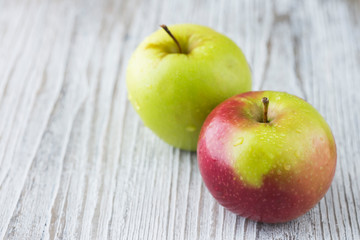 manzanas Verde sobre una tabla de cocina