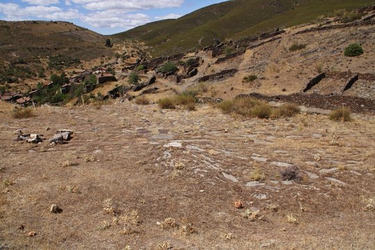 Una antigua era para trillar el trigo en el pueblo de Patones de Arriba (Madrid, Espa&ntilde;a).