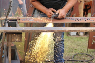 Arbeit mit Brennschneider