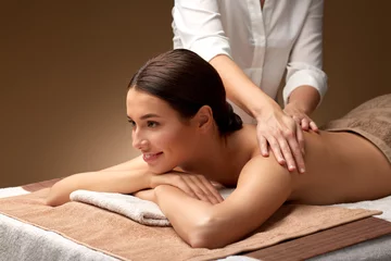 Photo sur Plexiglas Spa concept de bien-être, de beauté et de détente - belle jeune femme allongée et se faisant masser le dos au spa