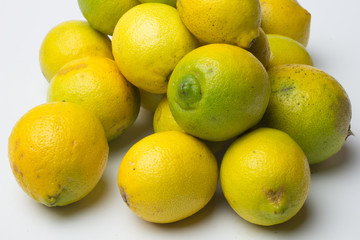 El limón es una fruta de sabor ácido, con muchas vitaminas, vitamina C, antioxidantes y muy pocas calorías; ideal para hacer zumos, helados, se usa su piel para infusionar y dar sabor, la rayadura de 