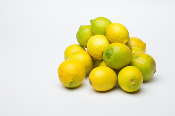 El limón es una fruta de sabor ácido, con muchas vitaminas, vitamina C, antioxidantes y muy pocas calorías; ideal para hacer zumos, helados, se usa su piel para infusionar y dar sabor, la rayadura de 