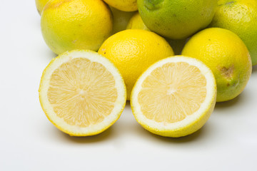 El limón es una fruta de sabor ácido, con muchas vitaminas, vitamina C, antioxidantes y muy pocas calorías; ideal para hacer zumos, helados, se usa su piel para infusionar y dar sabor, la rayadura de 