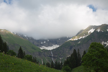 Panorama der Berge bei Oberstdorf mit dunklen Wolken