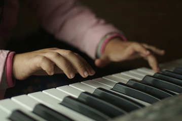 Obraz premium children's hands are playing the piano