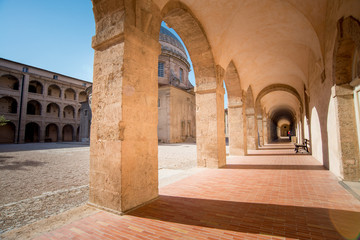 Naklejka premium Ancien chemin d'arcade Grilledevant un ancien bâtiment de style Romain du centre historique de Marseille en France 