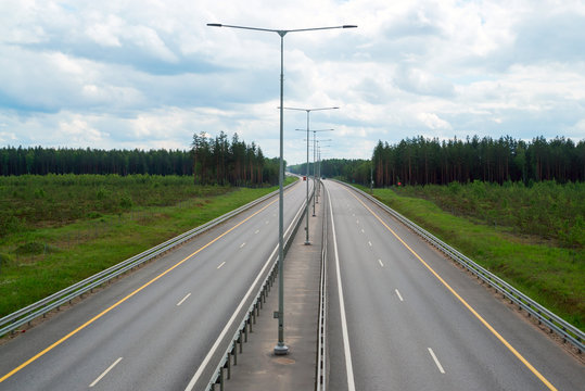 Section of highway M-11. The direction in the direction of St. Petersburg .