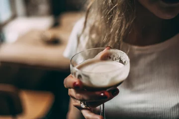 Foto op Plexiglas Women holding alcoholic cocktail, summer cocktail in bar © Aleksandrs Muiznieks