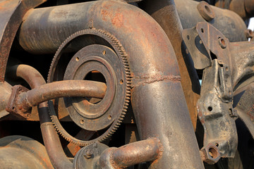 Mechanical device, annular exhaust pipe