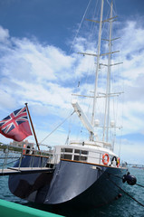 Naklejka premium Yacht against the blue sky. Ropes, fishing equipment.