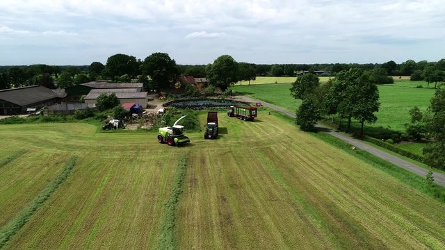 Deutschland - Schleswig Holstein - 7. Juli 2018: Traktor mit Ladewagen an der Grasernte auf einem Feld, am 7. Juli 2018