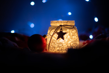 Magiczna świateczna dekoracja, w tle niebieski kolor i światełka, boże narodzenie. © andsko