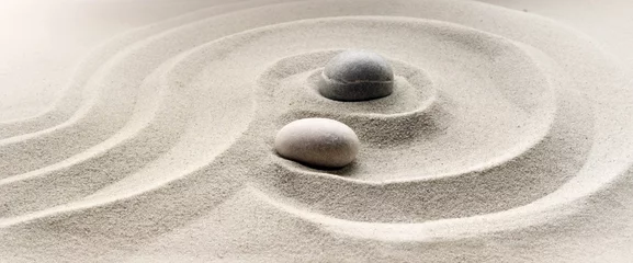 Fototapeten Zen-Garten-Meditationssteinhintergrund mit Steinen und Linien im Sand für Entspannung, Balance und Harmonie, Spiritualität oder Spa-Wellness © Belight