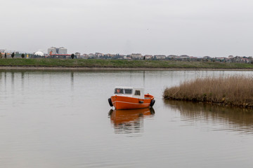 Fototapeta na wymiar Red boat in the lake 