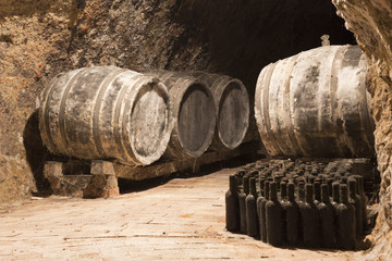 Fass, schimmel und flaschen im weinkeller