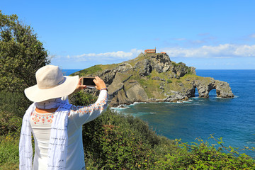 gaztelugatxe mujer sombrero fotografía país vasco 4M0A7891-as19