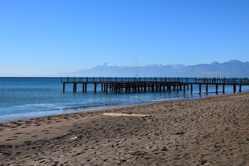 Fototapeta premium Plaża z górami