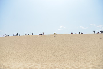 Fototapeta na wymiar persone sul deserto