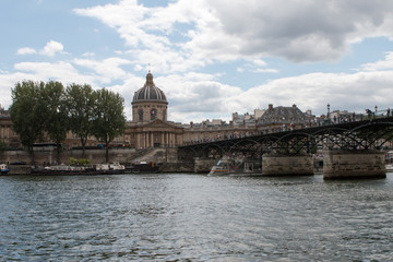 Fototapeta na wymiar Institut de France et le pont des Arts Paris