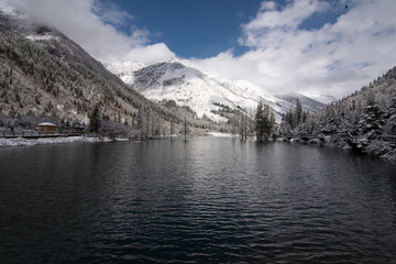 Fototapeta na wymiar snowy day in four sisters mountain national park