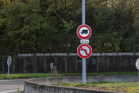 Interdit de tourner &agrave; gauche