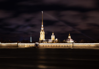 Fototapeta na wymiar Петропавловская крепость, Санкт Петербург, ночь, огни, небо, облака