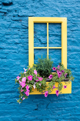 Naklejka na ściany i meble Ventana amarilla ornamental en pared azul