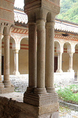 Obraz premium Abbazia cistercense di Santa Maria di Follina: colonna del chiostro a quattro steli