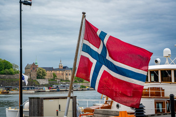 flag of norway in front of the castle
