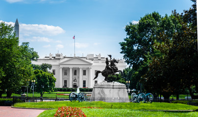 Obraz premium White house on sunny day