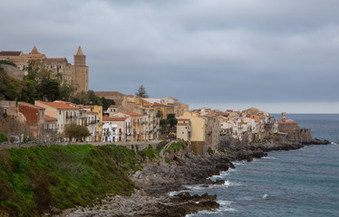 Cityscape of Céfalu on a cloudy winter morning - 300480373