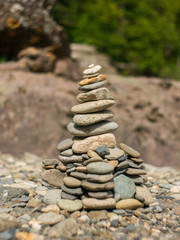 Fototapeta na wymiar pyramid of stones on the river Bank