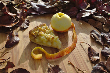 Apfelkuchen, Apfel und Herbstlaub