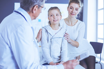 Obraz premium Little girl with her mother at a doctor on consultation