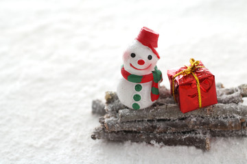 木の枝で作った手作りのクリスマス雑貨とサンタとプレゼント