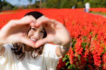 女性　花畑　ハートフォトフレーム　笑顔　サルビア
