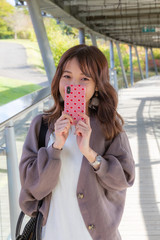 女性　スマートフォン　笑顔