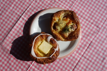 皿の上の2つのパン
