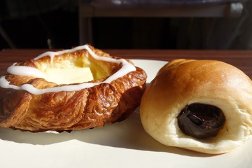 皿の上のデザートデニッシュとチョココロネ