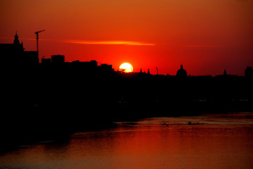 Zachodzące na czerwono słońce w Warszawie © Dariusz