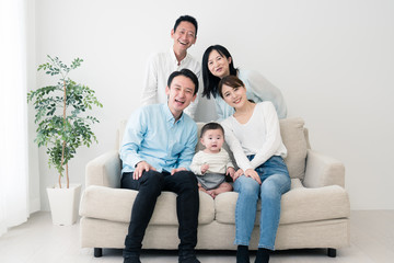 赤ちゃんと家族団らん