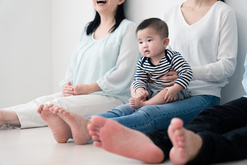 赤ちゃんと家族団らん