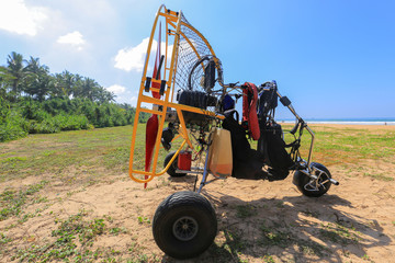 Obraz premium Moto paraglider on the beach