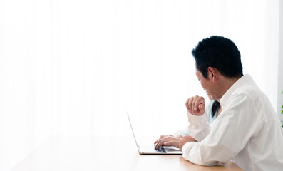 インターネットで調べ物をするシニア夫婦