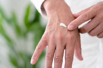 スキンクリームを手に塗る