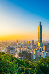 Naklejka premium Piękny krajobraz i pejzaż budynku i architektury Taipei 101 w mieście